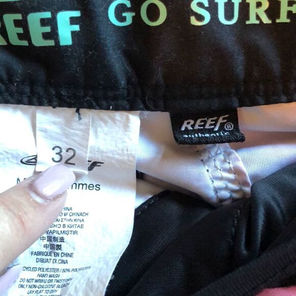 Reef.  Mens multi-color board shorts. Size 32 - Picture 4 of 4